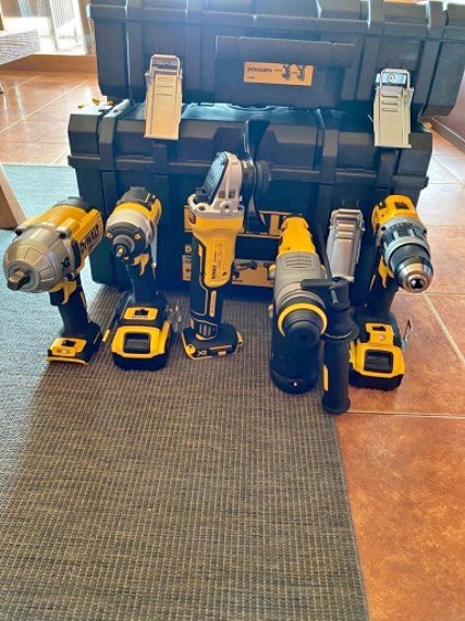 · DeWALT Brushless 4-Tool Kit, 18V, Black Yellow