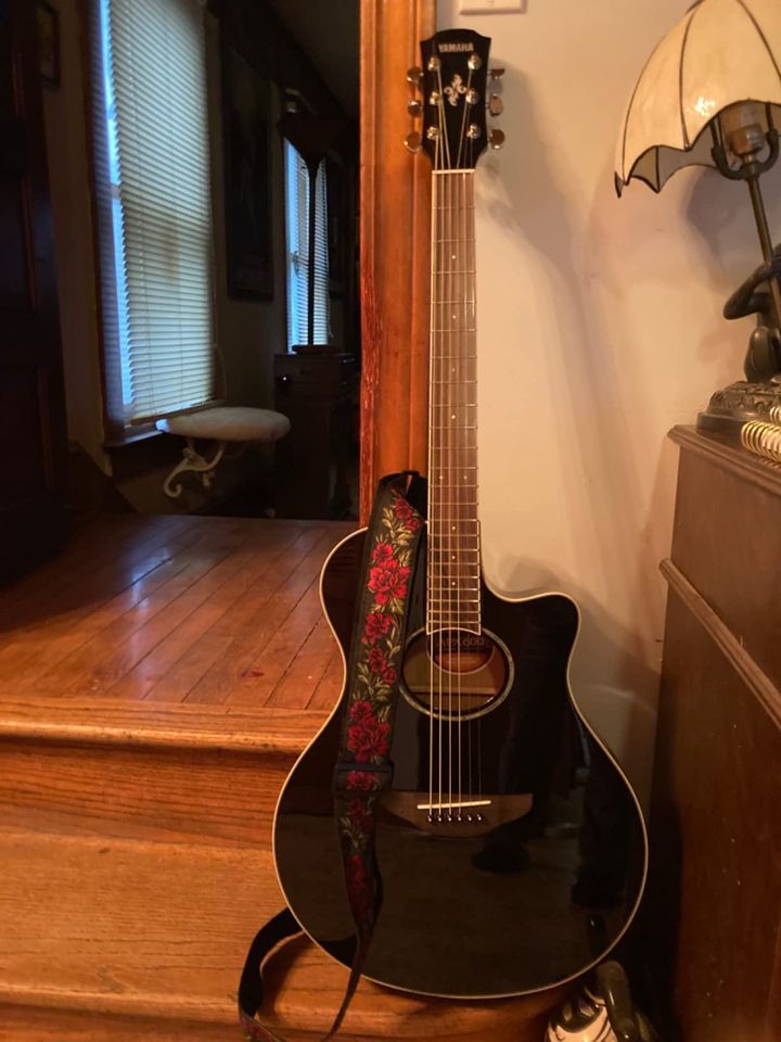 APX600 VW Thin Body Acoustic-Electric Guitar, Vintage White